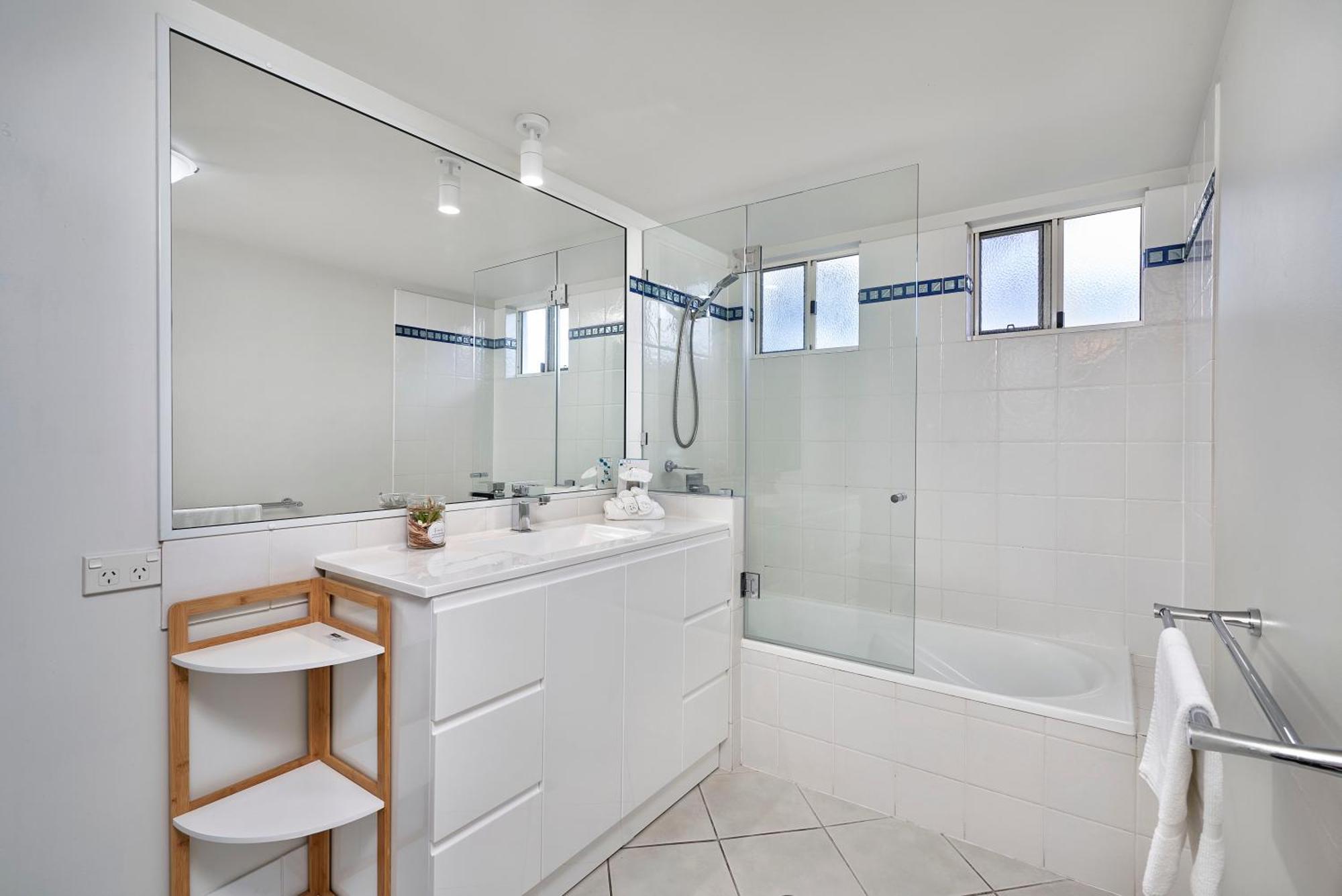North Cove Waterfront Suites Кернс Екстериор снимка